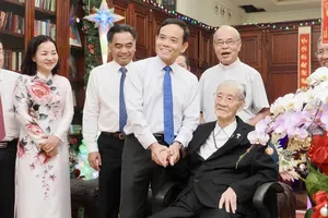 Secretary of the Ho Chi Minh City Party Committee Tran Luu Quang and his delegation are visiting and extending Christmas to Cardinal Jean Baptist Pham Minh Man. (Photo: SGGP)