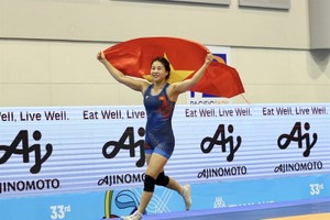 Wrestler Nguyen Thi My Trang celebrates her victory. (Photo: tdtt.gov.vn)
