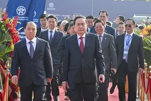 National Assembly Chairman Tran Thanh Man attends the ground-breaking ceremony on December 19 for the Red River Landscape Boulevard Axis project in Phu Thuong ward, Hanoi. (Photo: SGGP)