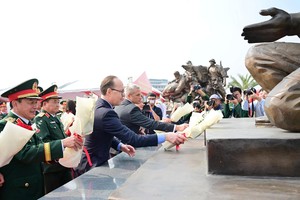 Statue clusters honoring int'l solidarity, friendship, gratitude inaugurated