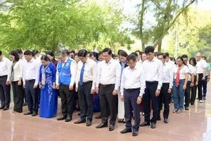 A delegation of central cities’ Vietnam Fatherland Front Committees offered flowers and incense to honor martyrs, revolutionary fighters, patriotic citizens who sacrificed their lives for the cause of national liberation in Con Dao Special Zone on December 19. (Photo: SGGP)