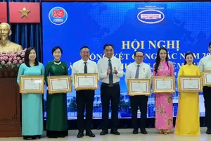 Standing Vice Chairman of the Ho Chi Minh City People’s Committee Nguyen Loc Ha presents certificates of merit to outstanding individuals and collectives of the Ho Chi Minh City Department of Foreign Affairs. (Photo: SGGP)