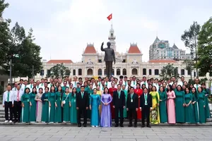 The delegation expresses deep gratitude and pays tribute to the enduring legacy of President Ho Chi Minh. (Photo: SGGP)