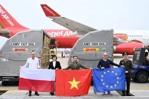 The Vietnam Disasunder the Ministry of Agriculture and Environment receives a shipment of humanitarian aid from the Polish government. (Photo: SGGP)