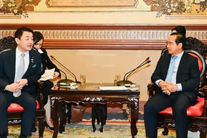 Chairman of the Ho Chi Minh City People’s Committee Nguyen Van Duoc (R) receives Japanese Deputy Minister of Land, Infrastructure, Transport, and Tourism Sasaki Hajime on December 30. (Photo: SGGP)