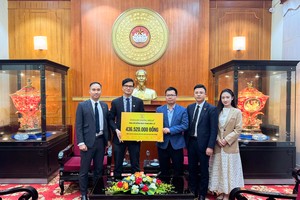 千禧龙传媒向越南祖国阵线移交捐赠灾区的款项。