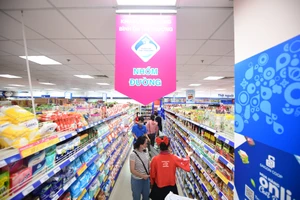 Người dân mua sắm tại siêu thị Co.op mart, TPHCM