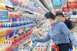 Khách hàng chọn mua sữa tại siêu thị 
