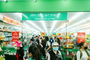 Người dân háo hức mua sắm tại điểm bán mới của Co.op Food 