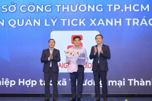Đại diện Saigon Co.op nhận ủy quyền quản lý “Tick xanh trách nhiệm” của Sở Công thương TPHCM