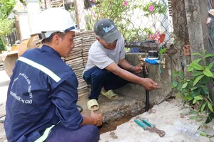 Đồng hồ nước được kéo đến nhà người dân ở huyện Cần Giờ, TPHCM