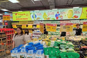 Người tiêu dùng chọn hàng Việt tại một siêu thị Co.opmart, TPHCM