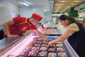 Khách hàng mua thực phẩm tươi sống tại một siêu thị Satramart, TPHCM