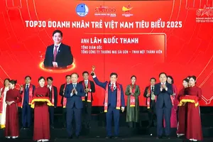 Ông Lâm Quốc Thanh, Tổng giám đốc SATRA nhận giải thưởng Tốp 30 Doanh nhân trẻ Việt Nam tiêu biểu 2025