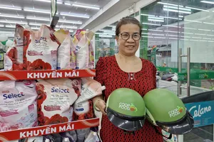 Khách hàng nhận quà sinh nhật từ Co.op Food