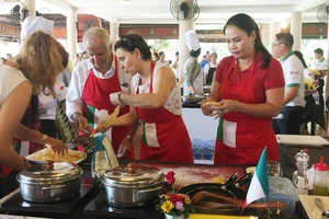 Đại sứ Italy tại Việt Nam Cecilia Piccioni cùng phu quân (giữa) tham gia chương trình