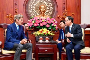 Đồng chí Nguyễn Văn Nên tiếp ông John Kerry. Ảnh: VIỆT DŨNG