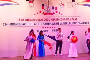 Tiết mục văn nghệ chào mừng kỷ niệm lần thứ 234 Quốc khánh Pháp. Ảnh: THỤY VŨ