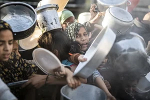 Chen lấn nhận thức ăn cứu trợ ở Dải Gaza. Ảnh: Getty Images