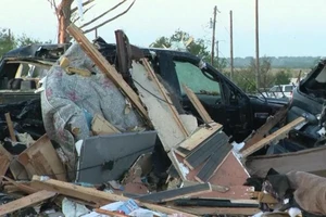 Bão làm sập nhà ở bang Texas. Ảnh: CNN