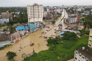 Một đường phố ngập lụt ở Đông Nam Bangladesh. Ảnh: CNN