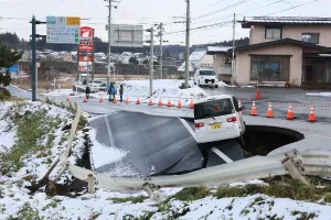 Đường phố tại tỉnh Aomori sau trận động đất ngày 8-12. Ảnh: JIJI