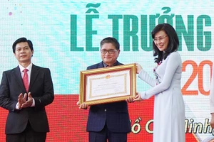 Trường Tiểu học, THCS, THPT Trương Vĩnh Ký đón nhận Huân chương Lao động hạng Nhì