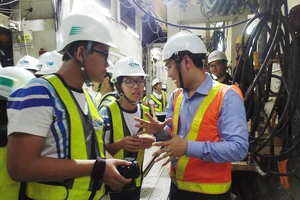 Học sinh hào hứng tham quan dự án ga tàu điện ngầm Metro