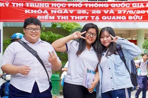 Thí sinh vui mừng sau khi hoàn thành môn thi cuối cùng kỳ thi THPT quốc gia 2018. Ảnh: HOÀNG HÙNG