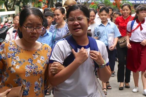 Thí sinh bật khóc sau khi hoàn thành buổi thi khảo sát năng lực bằng tiếng Anh Trường THPT chuyên Trần Đại Nghĩa. Ảnh: HOÀNG HÙNG