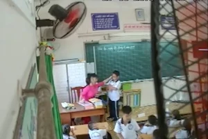 Cô giáo nhéo lỗ tai học sinh. Ảnh: cắt từ clip