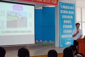 Thầy Trịnh Văn Hải, giáo viên Trường THCS Võ Văn Tần thực hiện bài giảng môn Lịch sử với phần mềm thiết kế đồ họa