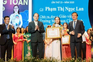 Phó Bí thư Thành ủy TPHCM Nguyễn Hồ Hải, Giám đốc Sở GD-ĐT TPHCM Lê Hồng Sơn, Phó Tổng Biên tập phụ trách Báo SGGP Nguyễn Ngọc Anh trao tặng giải thưởng Võ Trường Toản. Ảnh: HOÀNG HÙNG