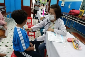 Ngày đầu tiêm vaccine cho trẻ từ 5 đến dưới 12 tuổi: Chú trọng an toàn hơn số lượng