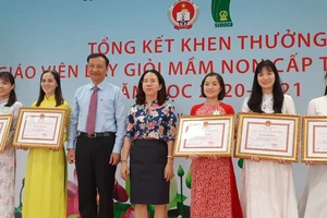 TPHCM: 50 giáo viên mầm non nhận bằng khen giáo viên dạy giỏi cấp thành phố