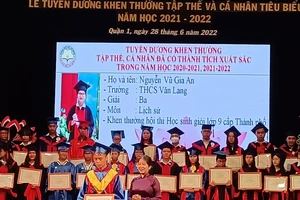 Quận 1 tuyên dương và khen thưởng 1.566 học sinh và giáo viên có thành tích nổi bật