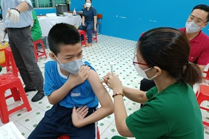 TPHCM: Thí điểm xe tiêm vaccine Covid-19 lưu động cho học sinh các trường phổ thông