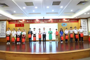 Sơ kết 2 năm chăm lo 98 học sinh có hoàn cảnh khó khăn do dịch Covid-19