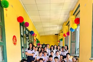 Học sinh lớp 11CA2, Trường THPT chuyên Trần Đại Nghĩa trang trí hành lang lớp học đón xuân