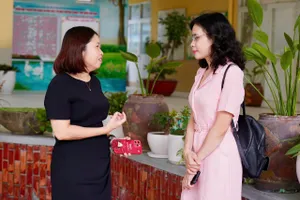 Phóng viên Báo SGGP tác nghiệp tại trường học