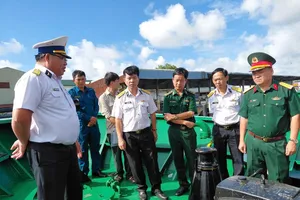 Đoàn công tác kiểm tra hệ thống tời neo và mặt boong