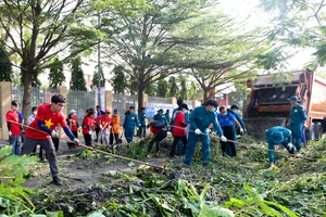 Hơn 1.000 đoàn viên, thanh niên ra quân dọn vệ sinh Rạch Lăng 2