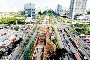 Thi công hầm chui tại giao lộ Nguyễn Hữu Thọ - Nguyễn Văn Linh, quận 7, TPHCM. Ảnh: HOÀNG HÙNG 