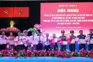 Lãnh đạo quận 8 tặng bằng khen và biểu dương các tập thể, cá nhân có thành tích xuất sắc trong học tập và làm theo tư tưởng, đạo đức, phong cách Hồ Chí Minh. Ảnh: THẢO LÊ 