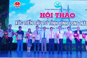 Ông Trần Văn Rón, Bí thư Tỉnh ủy Vĩnh Long trao quyết định đăng ký đầu tư cho 12 dự án