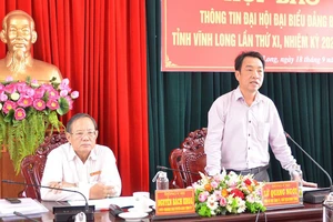 Ông Lữ Quang Ngời, Chủ tịch UBND tỉnh Vĩnh Long thông tin tại buổi họp báo