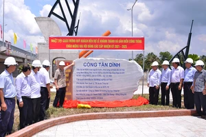 Bộ NN-PTNT bàn giao 3 cống kiểm soát nguồn nước ở Trà Vinh và Vĩnh Long