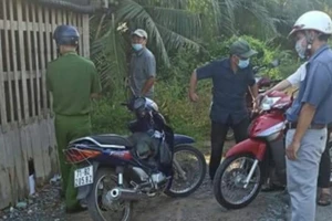 Tổ công tác xã Châu Hòa kiểm tra người dân trên địa bàn khi đang triển khai thực hiện Chỉ thị 16