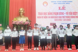 Vĩnh Long: Trao 271 suất học bổng cho học sinh, sinh viên có hoàn cảnh khó khăn