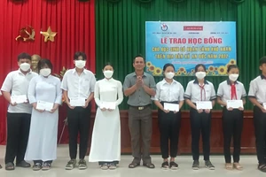 Bến ​Tre: Trao 50 suất học bổng cho học sinh nghèo